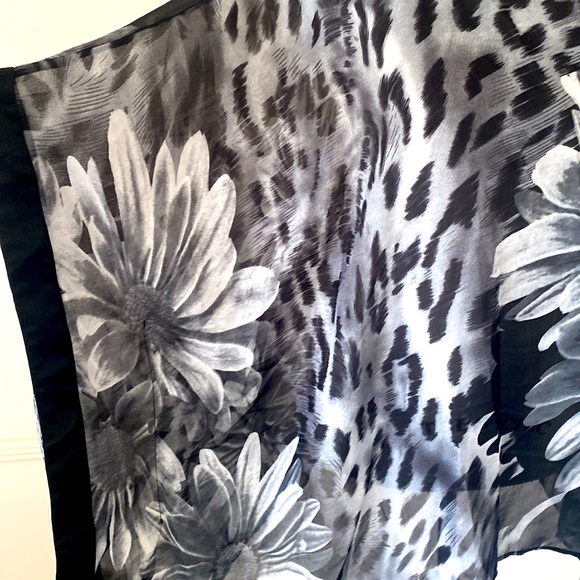 CATALOG FAVORITES 🖤BLACK & WHITE🤍 ANIMAL PRINT AND DAISIES SHEER TOP 🌟EUC🌟 - Picture 3 of 12